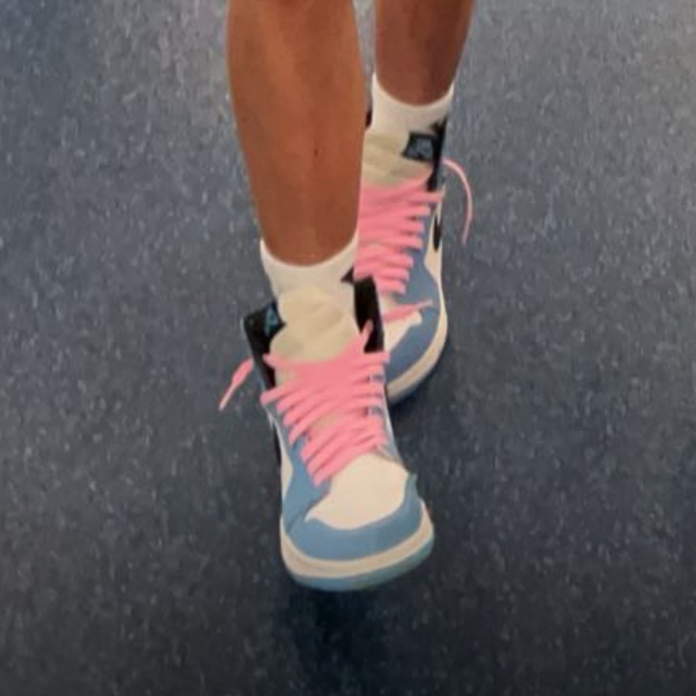Air Jordan 1 Retro High OG ‘University Blue’ - Size: 8.5 - with Pink laces - Picture 7 of 7